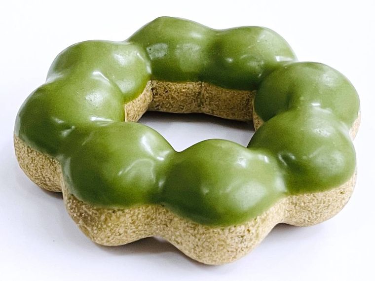 ミスタードーナツのポン・デ・ダブル宇治抹茶をパッケージから出した様子