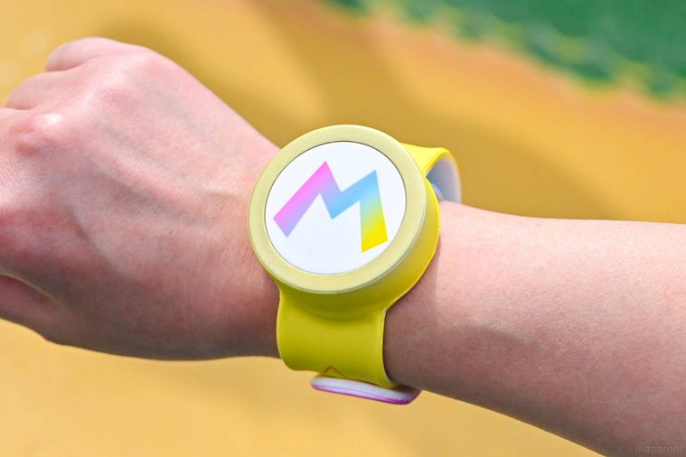 腕にバンドを巻いているところ