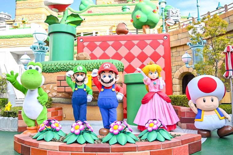 5人のキャラクターの集合