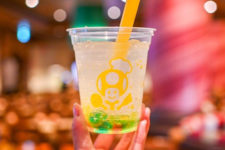 ソーダを持っているところ