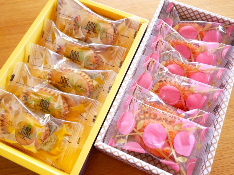 箱入りの焼き菓子が2箱並んでいる様子