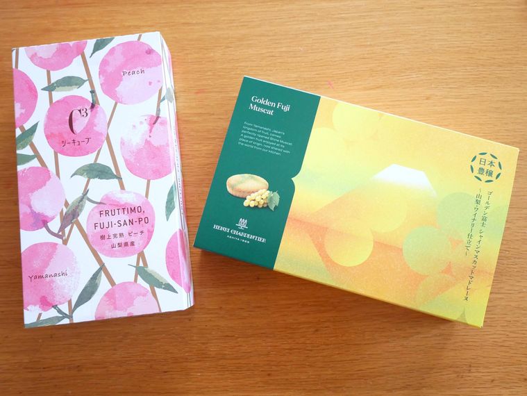 ピンクと黄色の焼き菓子の箱が並んだ様子