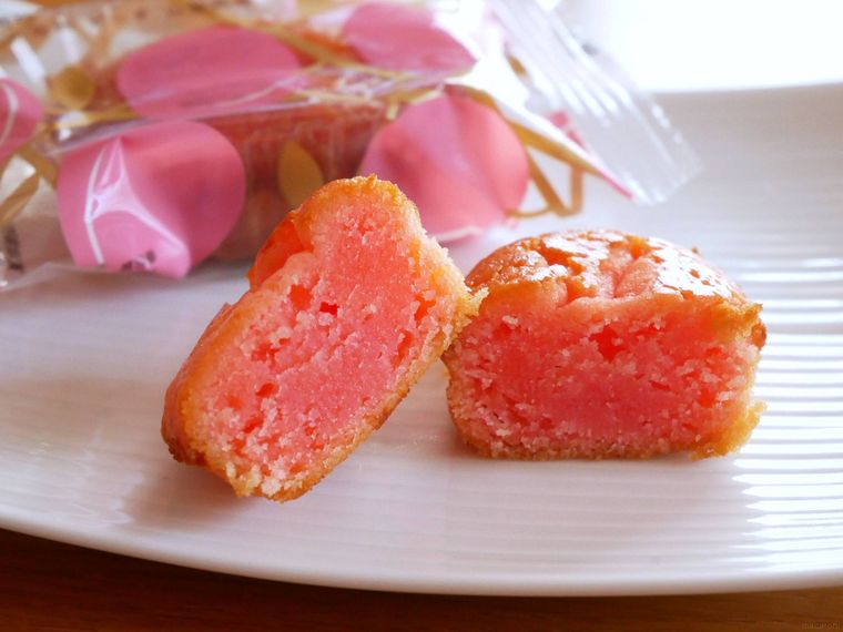 お皿にのった桃味の焼き菓子の断面の様子