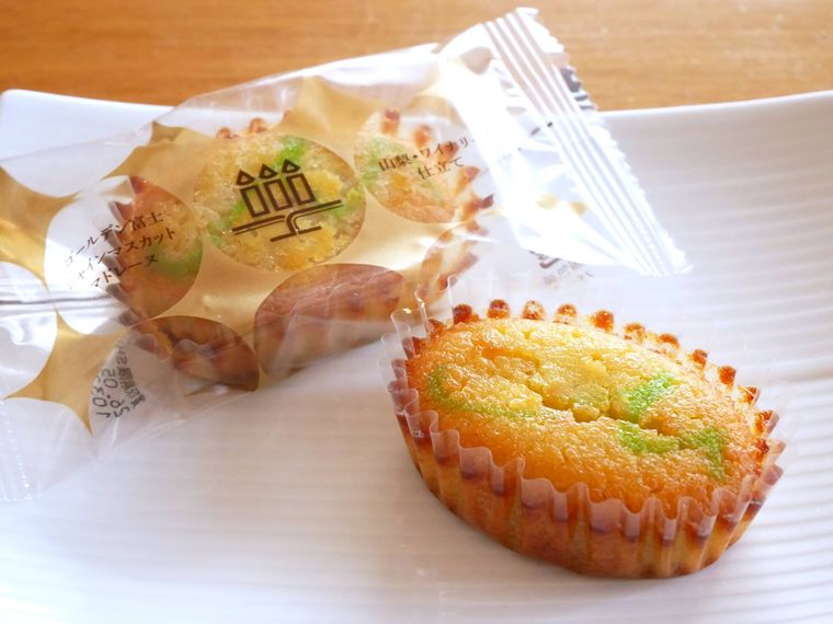 お皿にのったシャインマスカット味の焼き菓子