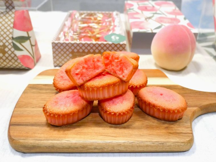 木のボードにのった焼き菓子