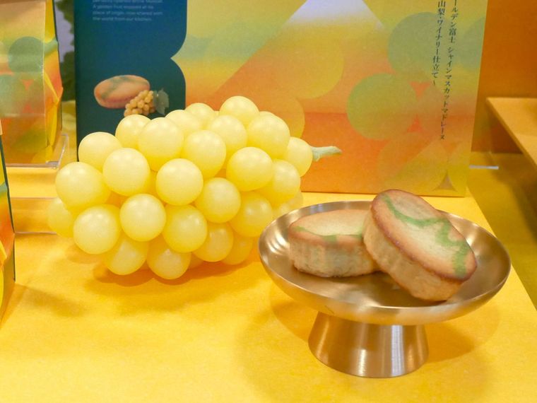 シャインマスカットの焼き菓子とマスカットの置物