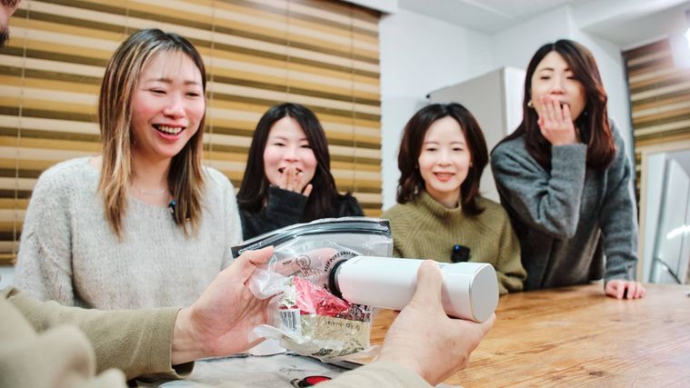 冷凍庫収納グッズを見て驚いている編集部員