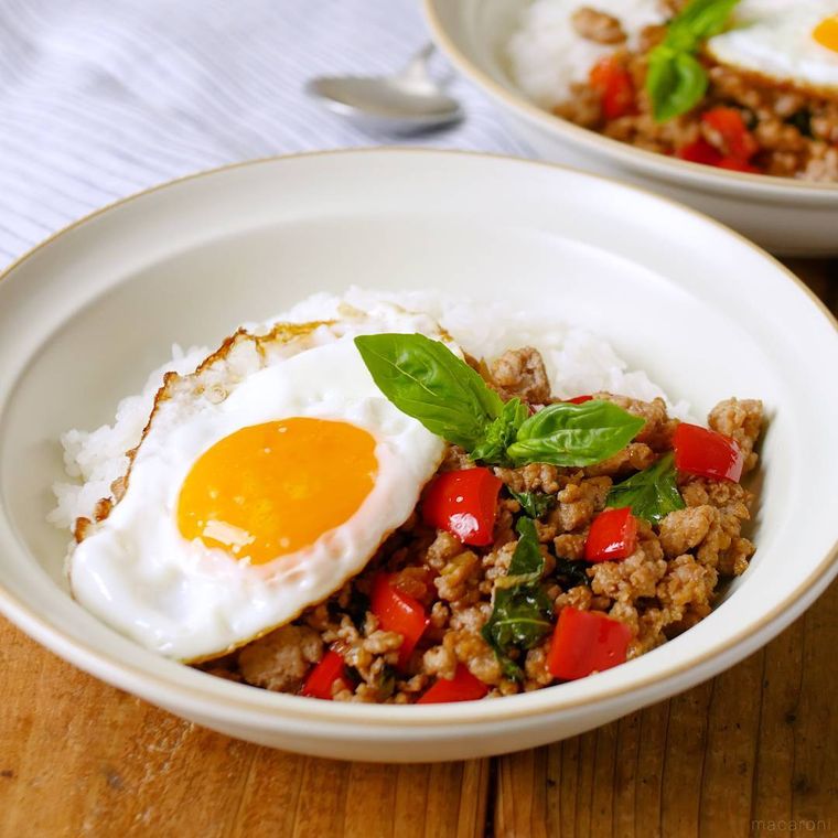 皿に盛られたお手軽ガパオライス風