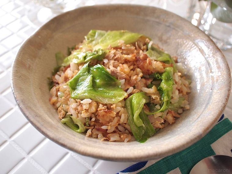 器に盛られたツナとレタスのチャーハン