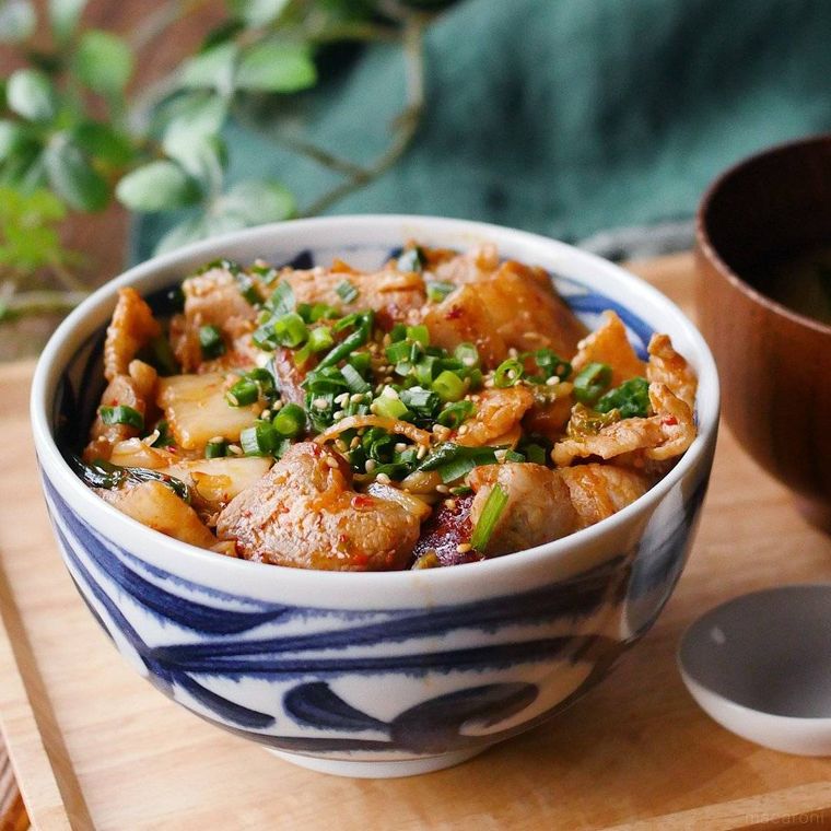 丼に盛られた豚キムチ丼