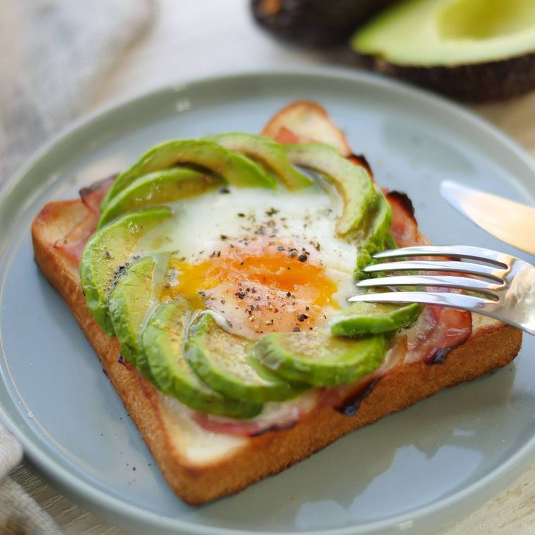 皿に盛られたとろとろアボカドの巣ごもりトースト