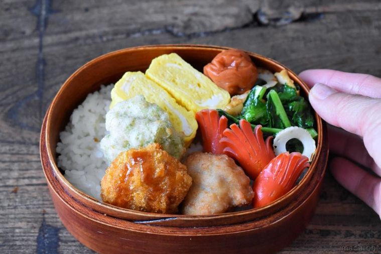 手を添えたお弁当