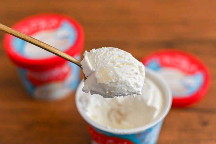 アイスをスプーンですくっているところ