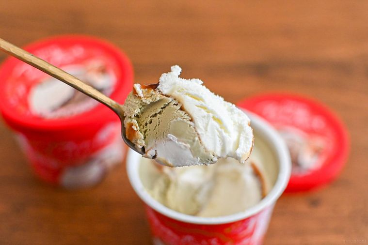 アイスをスプーンですくっているところ