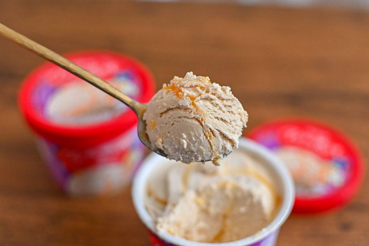 アイスをスプーンですくっているところ