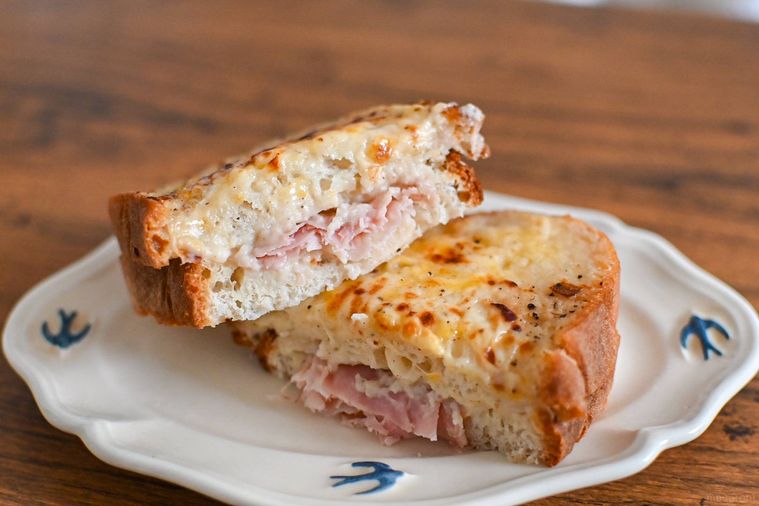 お皿にのったクロックムッシュ