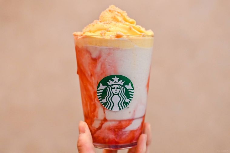 ドリンクを持っているところ