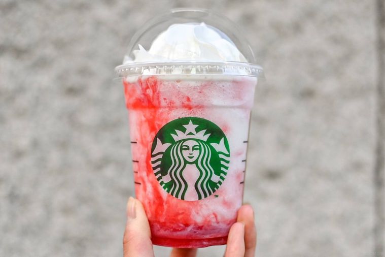 ドリンクを持っているところ