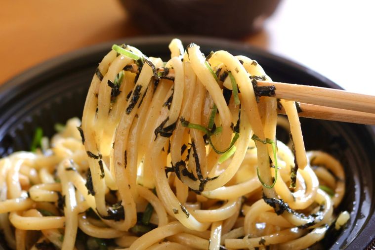 油そばの麺を持ち上げている
