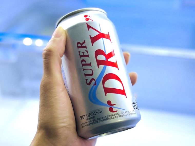 アサヒスーパードライを手で持っている様子