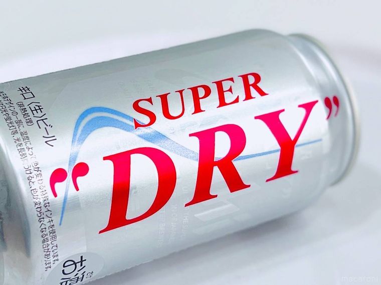 アサヒスーパードライを寝かせて置いた様子