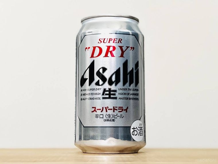 アサヒスーパードライをテーブルに置いた様子