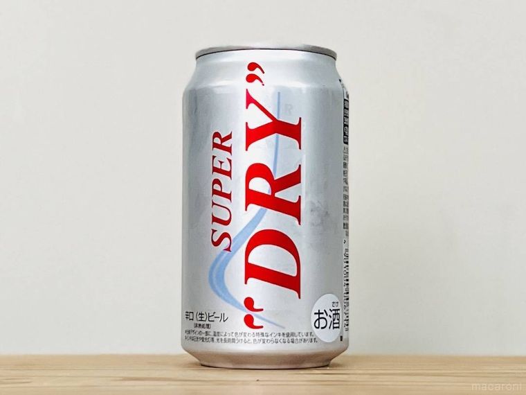 アサヒスーパードライをテーブルに置いた様子