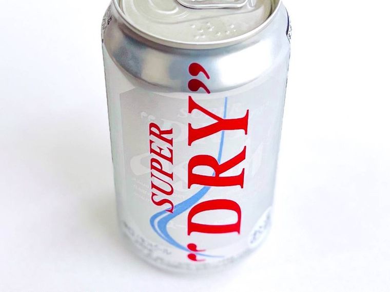 アサヒスーパードライをテーブルに置いた様子