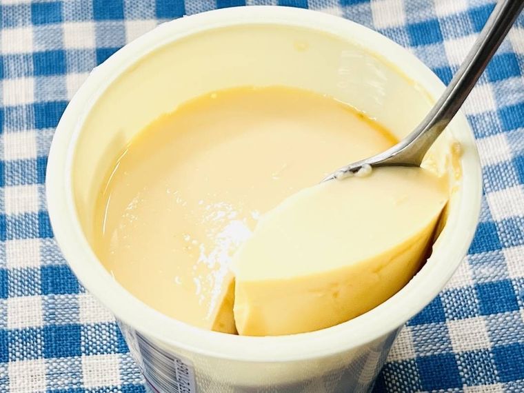 トーラクの昔ながらのかためプリンをスプーンですくっている様子