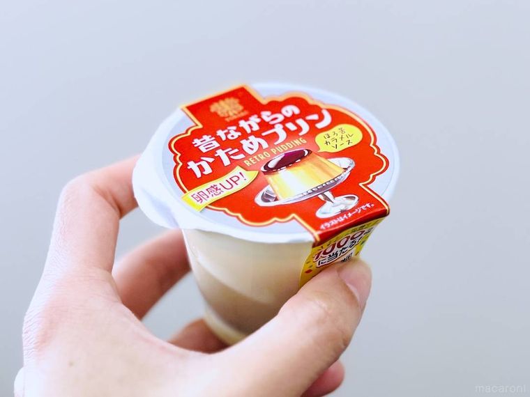 トーラクの昔ながらのかためプリンを手で持っている様子