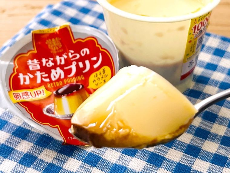 トーラクの昔ながらのかためプリンをスプーンですくった様子