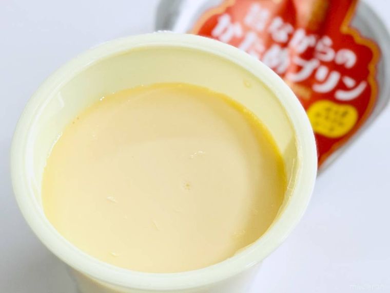 トーラクの昔ながらのかためプリンを開封した様子