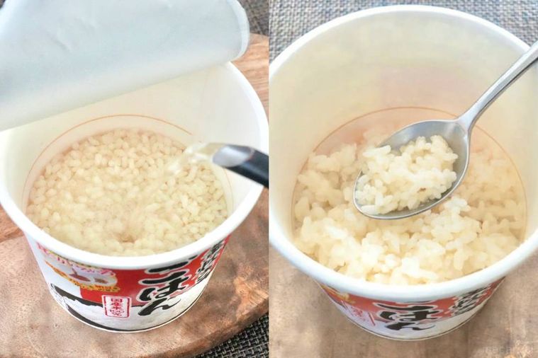 木のカッティングボードにのったカップタイプのインスタント白ごはんに熱湯を注ぎ黒い箸で混ぜる様子