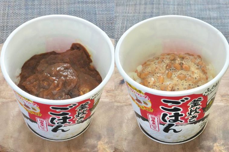 カップタイプのインスタントの白ごはんにカレーと納豆をのせる様子