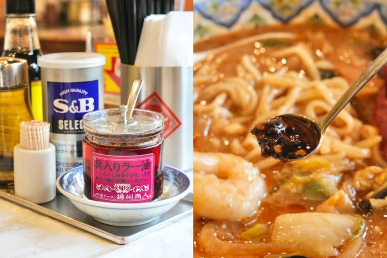 テーブル上の調味料を麻辣麺にかける様子