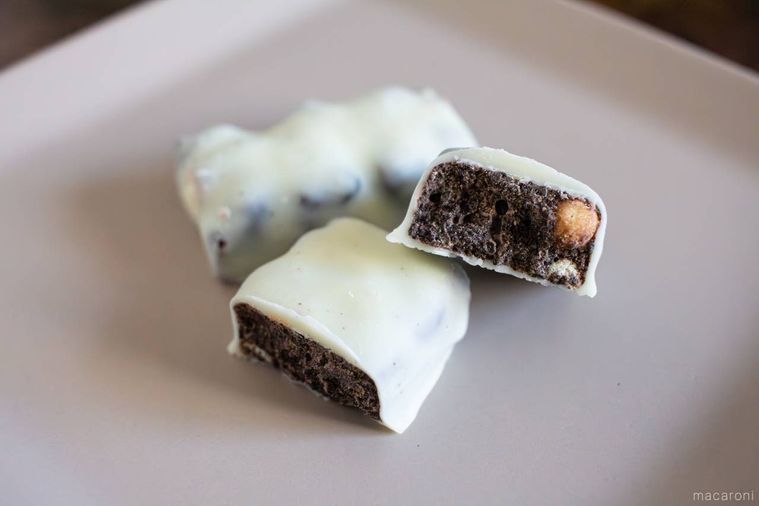 ベージュ色のお皿にのった、半分に割った有楽製菓白いブラックサンダー