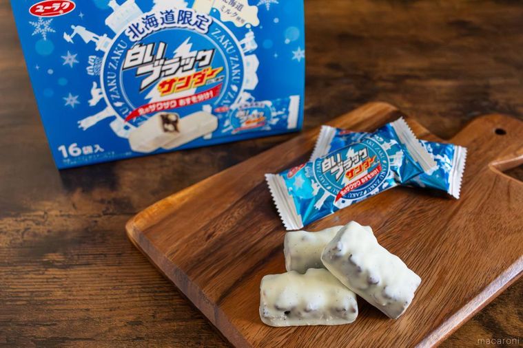 有楽製菓白いブラックサンダー16本入りのボックス、板にのった2本分の個包装と中身が並んでいる