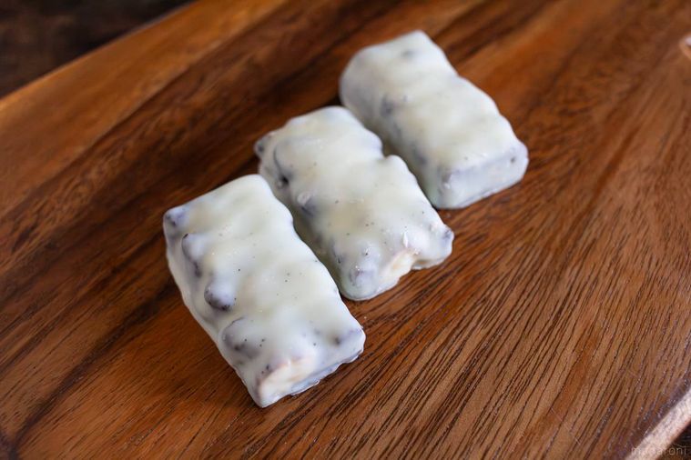 板の上に有楽製菓白いブラックサンダーが3本並んでいる