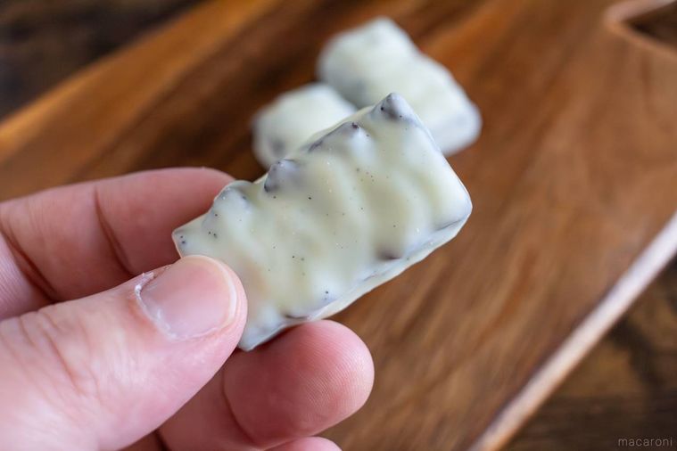 有楽製菓白いブラックサンダーを手で持っている