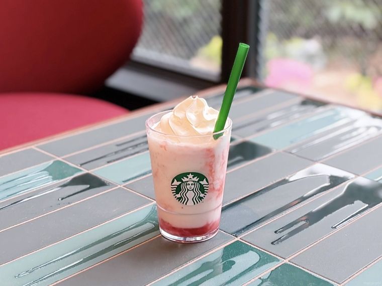タイルのテーブルに置かれたスターバックス ストロベリー フラペチーノ