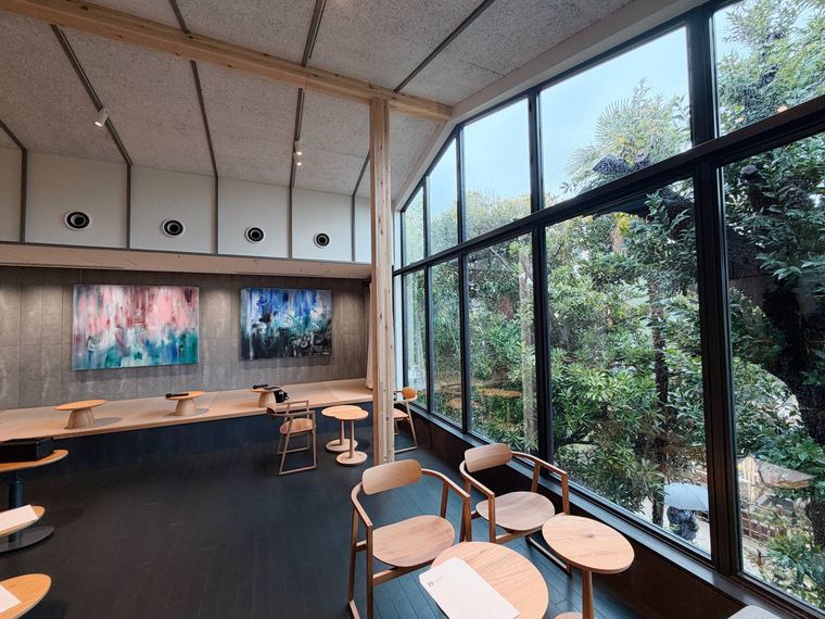 スターバックス カフェアートギャラリー 谷中御殿坂の小上がり席とテーブル席