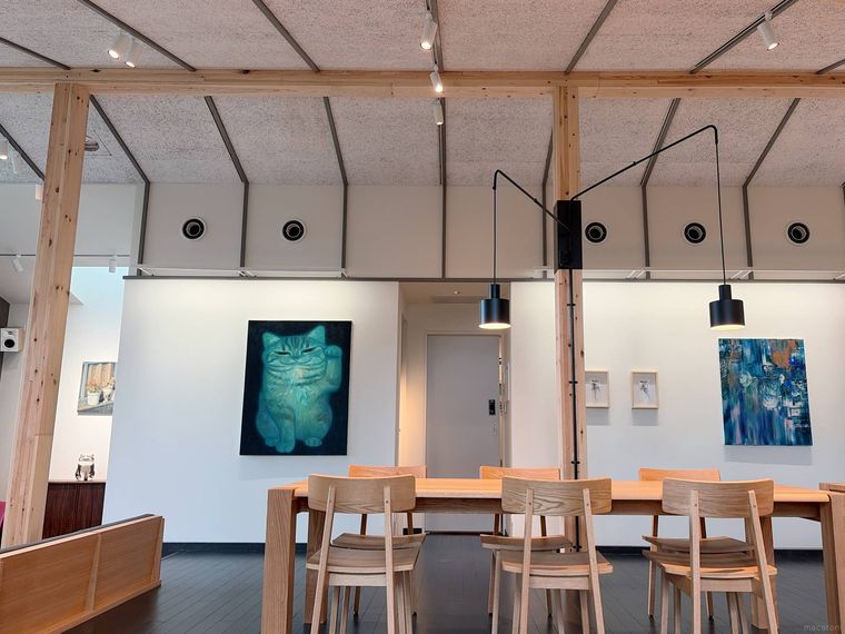 テーブル席とアート