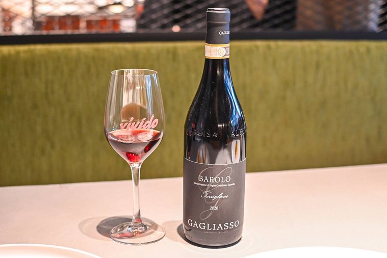 ワインボトルとワインが入ったグラス