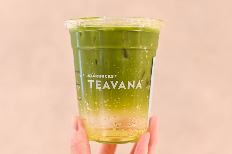 ドリンクを持っているところ