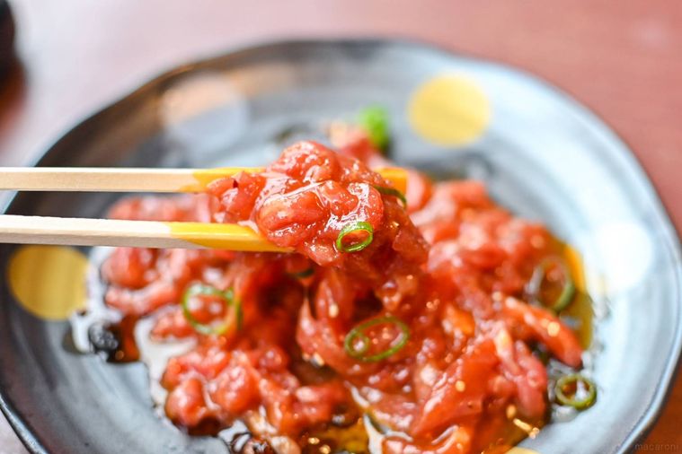 生ユッケを持ち上げているところ