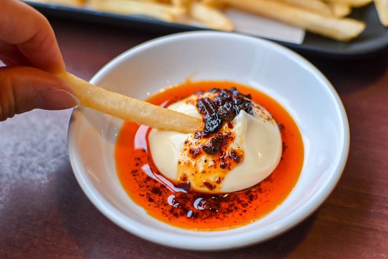 ポテトをディップしているところ