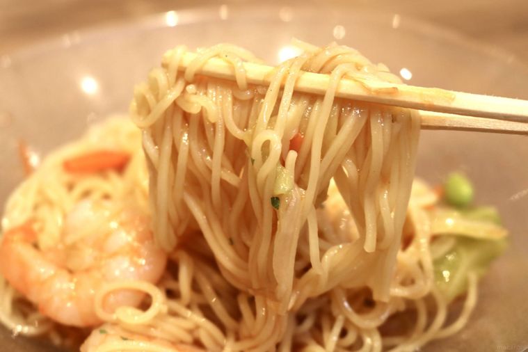 麺を持ち上げている