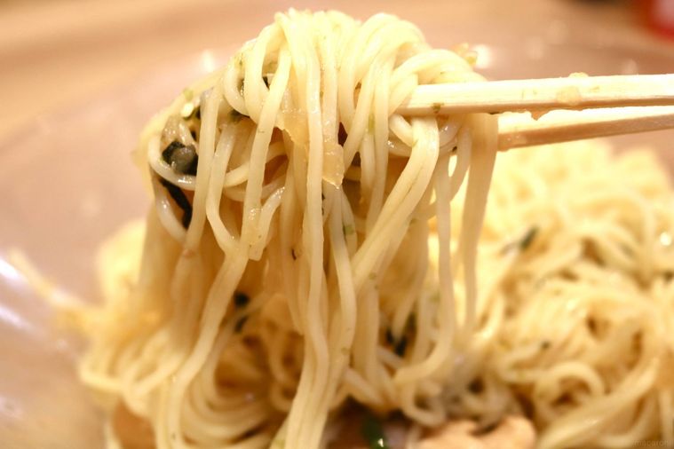 麺を持ち上げている