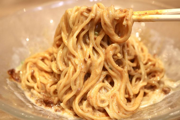 スープが絡んだ麺