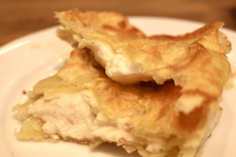 ホワイトソースが入っているパイの断面